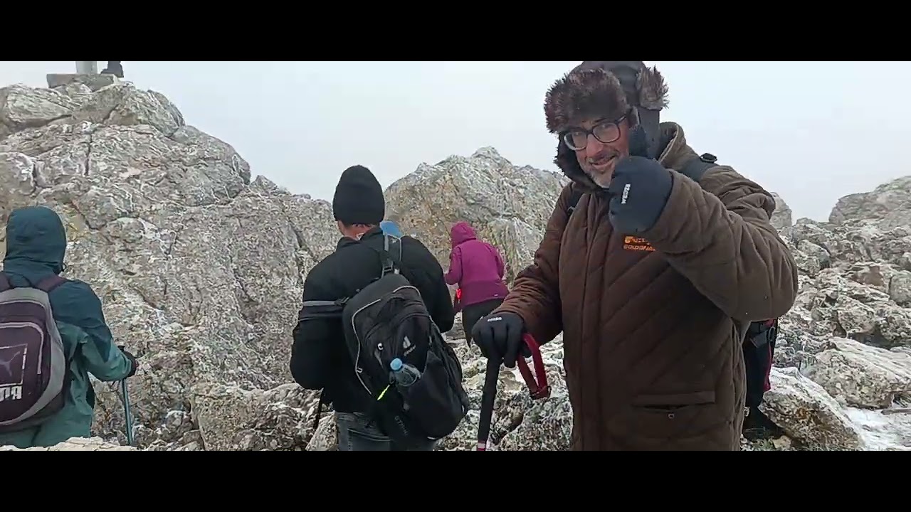 Pico del Vilo, en Alfarnate (Málaga), 24/1/2026 con viento y algo de nieve #invierno #montañismo 