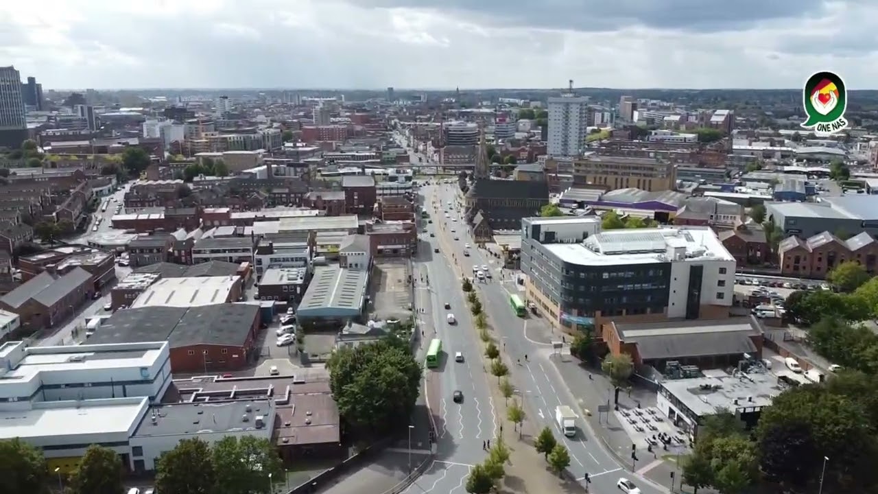 🚁✨ Stunning drone views over Leicester’s Golden Mile & the iconic Mahatma Gandhi statue 🙌 