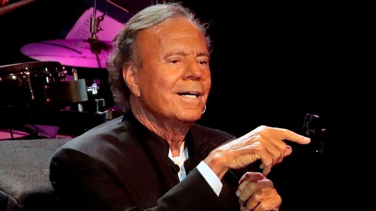 RETUVIERON EN EL AEROPUERTO DE PUNTA CANA A JULIO IGLESIAS POR EL INSÓLITO CONTENIDO DE SU VALIJA
