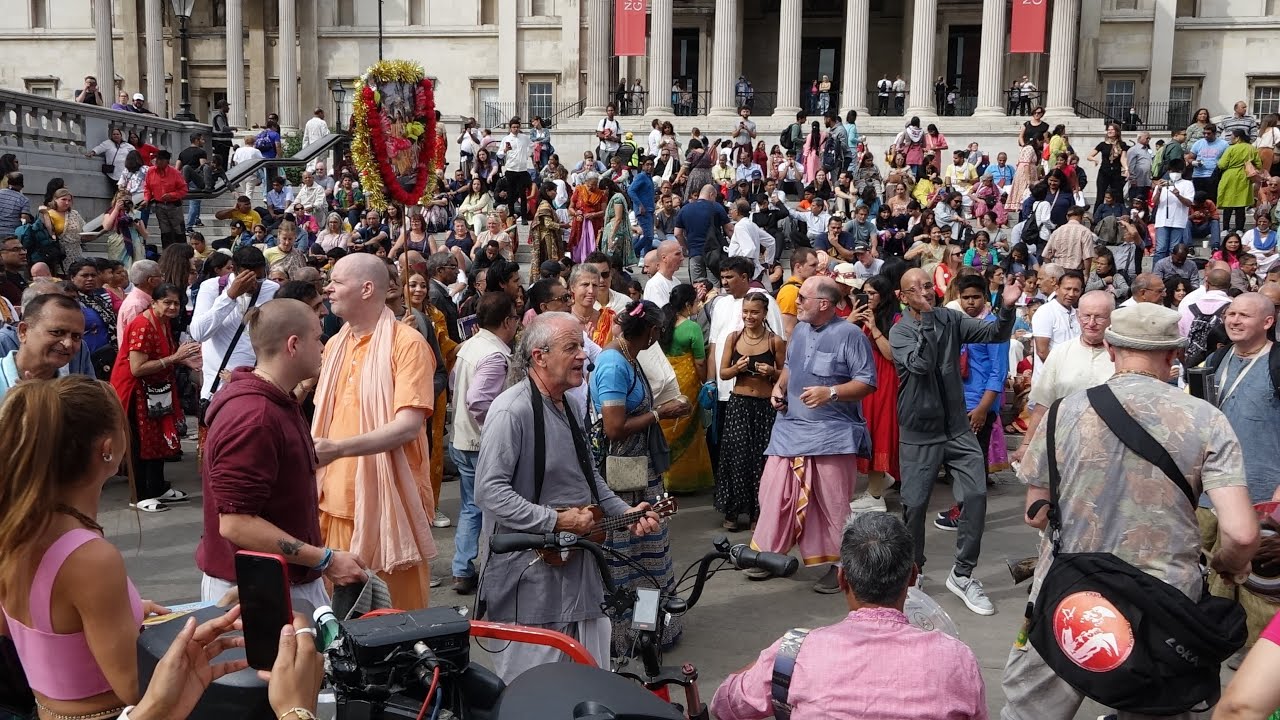 Hare Krishna Devotees Chanting / Singing | Sweet Sounding Krishna Mantra in Trafalgar Square London