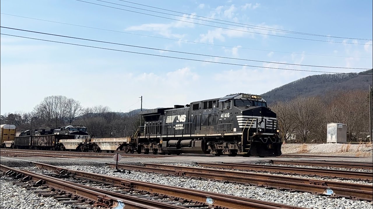 Norfolk Southern mixed manifest heads northbound through Harriman, TN Emory Gap Yard