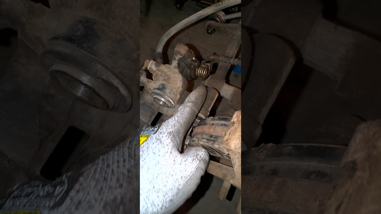 Снятие заднего тормозного суппорта Mazda Protege. Часть 1