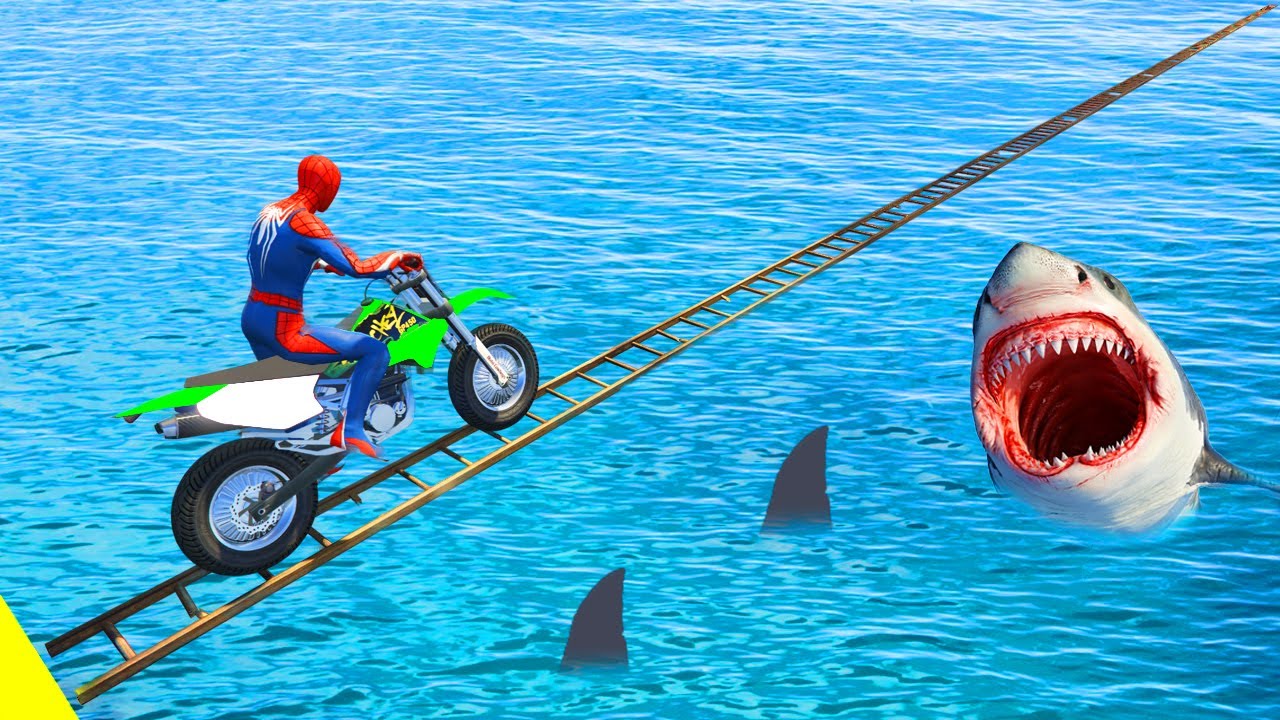 سبايدرمان يقود من فوق أسماك القرش 🦈 GTA 5 - Spider man Drive Over Sharks Parkour Challenge