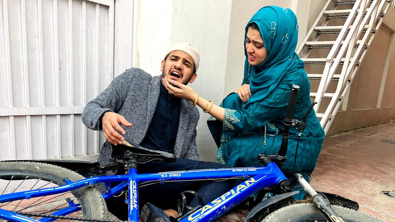 Kanwal Nay Muje Cycle Say Girra Diya😫