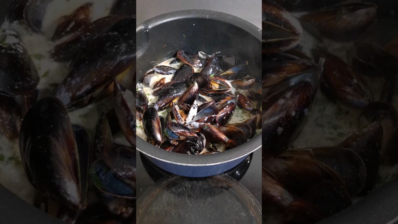 Les moules marinières à la crème c'est si simple à faire et tellement bon ! 😜