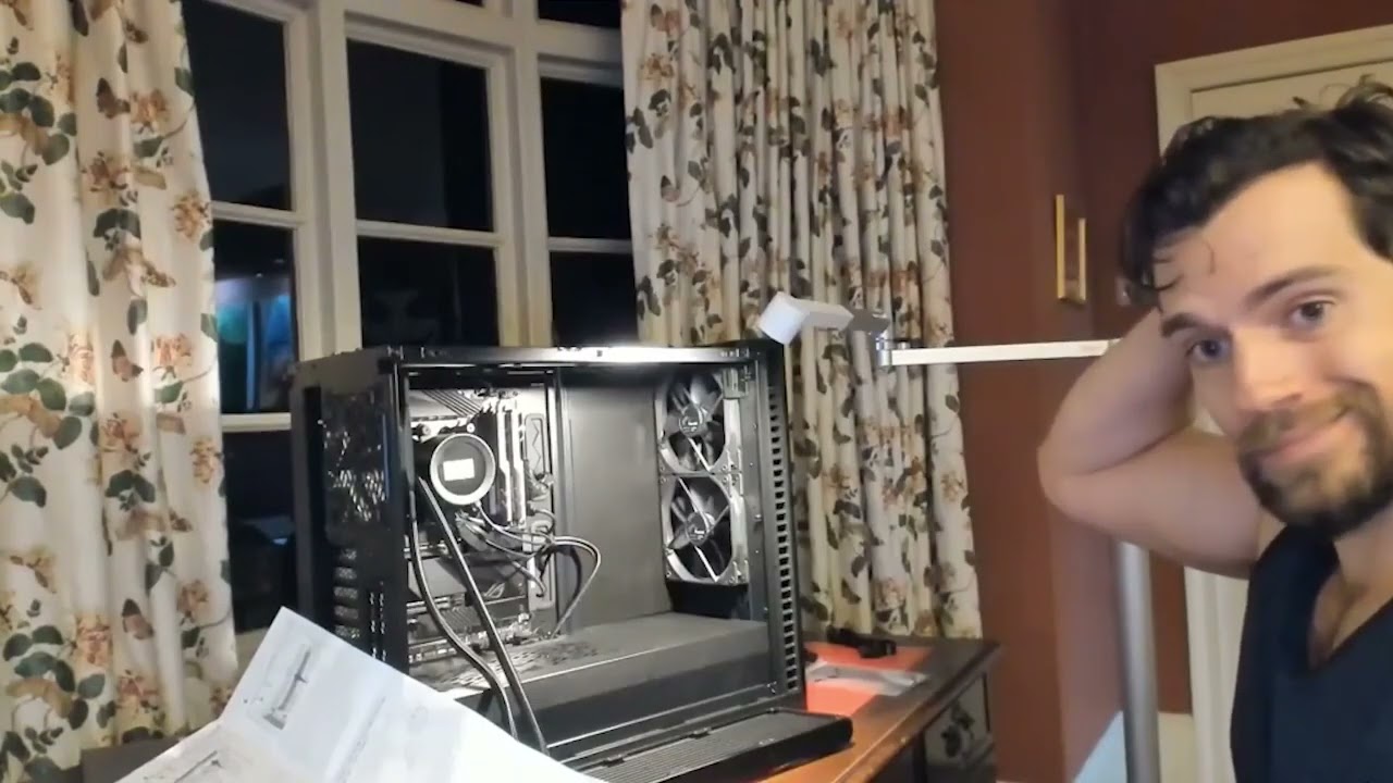 Henery Cavill -  Building his superman gaming PC on his own