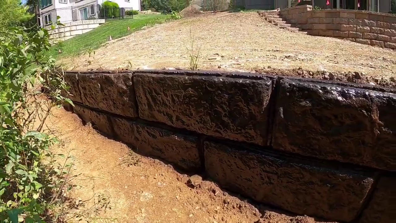 Acid stained big block concrete retaining wall