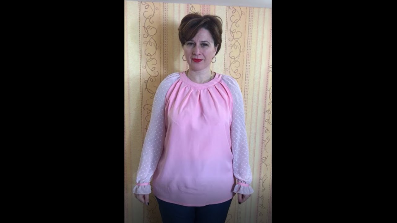 Blouse avec des fronces en encolure