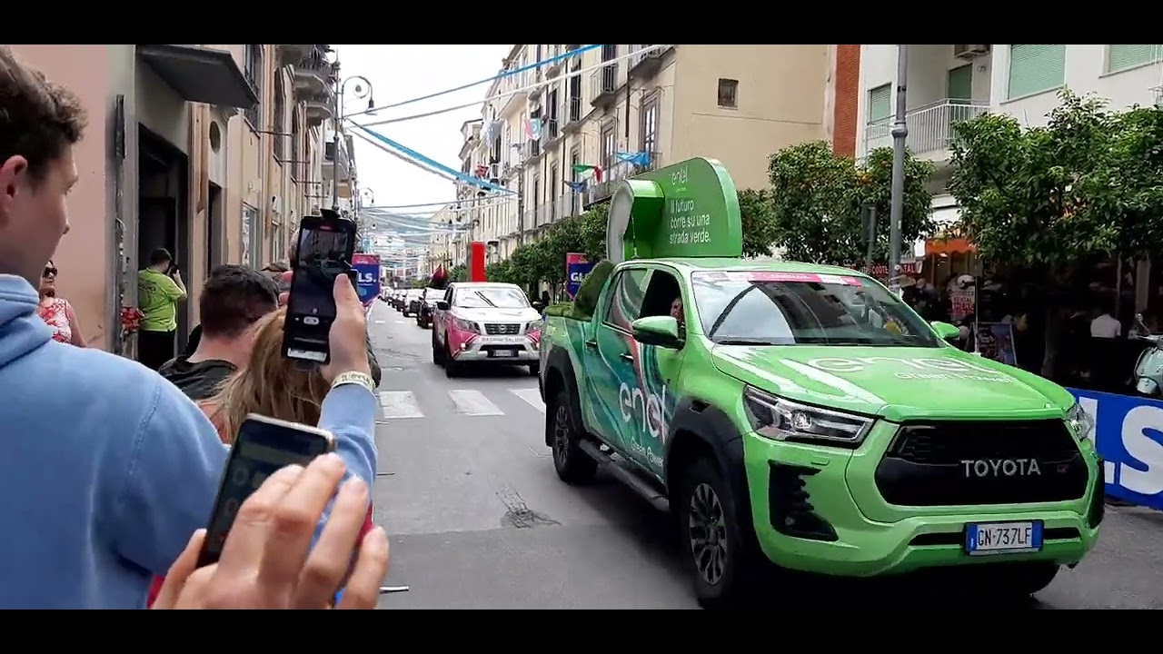 Giro d'Italia 2023 arrivo Carovana Rosa a Sorrento