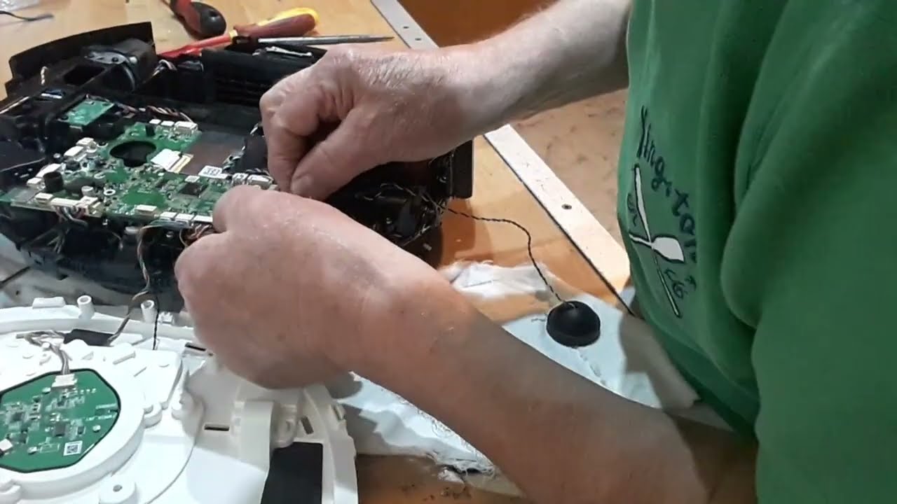 ECOVACS DEEBOT Roboter Staubsauger mit Wischfunktion Antriebsrad wechseln.