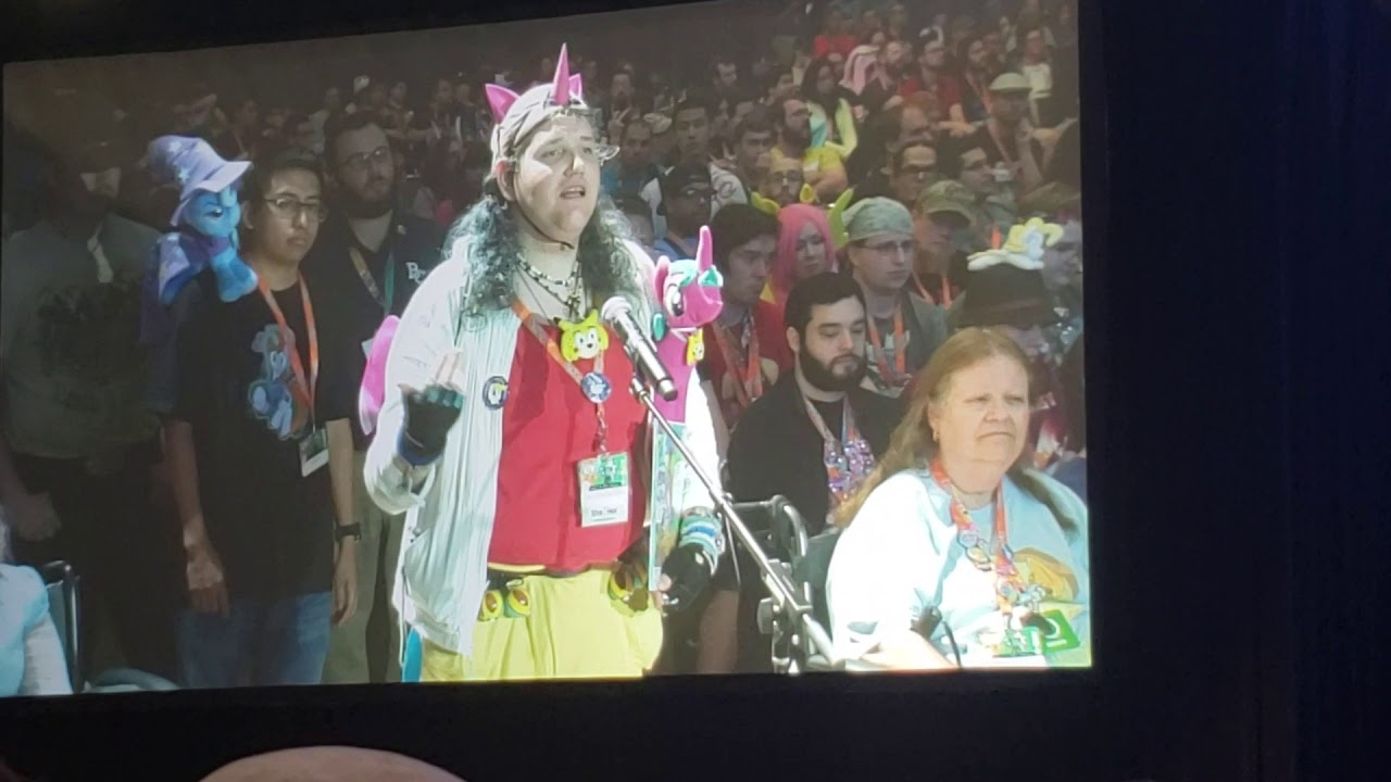 Chris-Chan asks Lauren Faust a question at The Last Bronycon