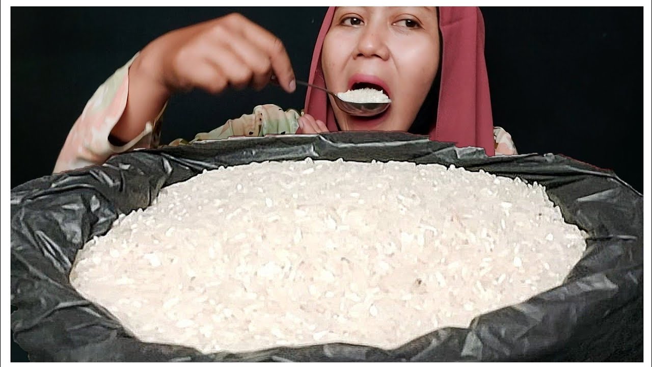 MAKAN BERAS MENTAH WARUNG PAKAI CENTONG || #eatingshow #rawriceeating #asmr #asmrsounds #mukbang