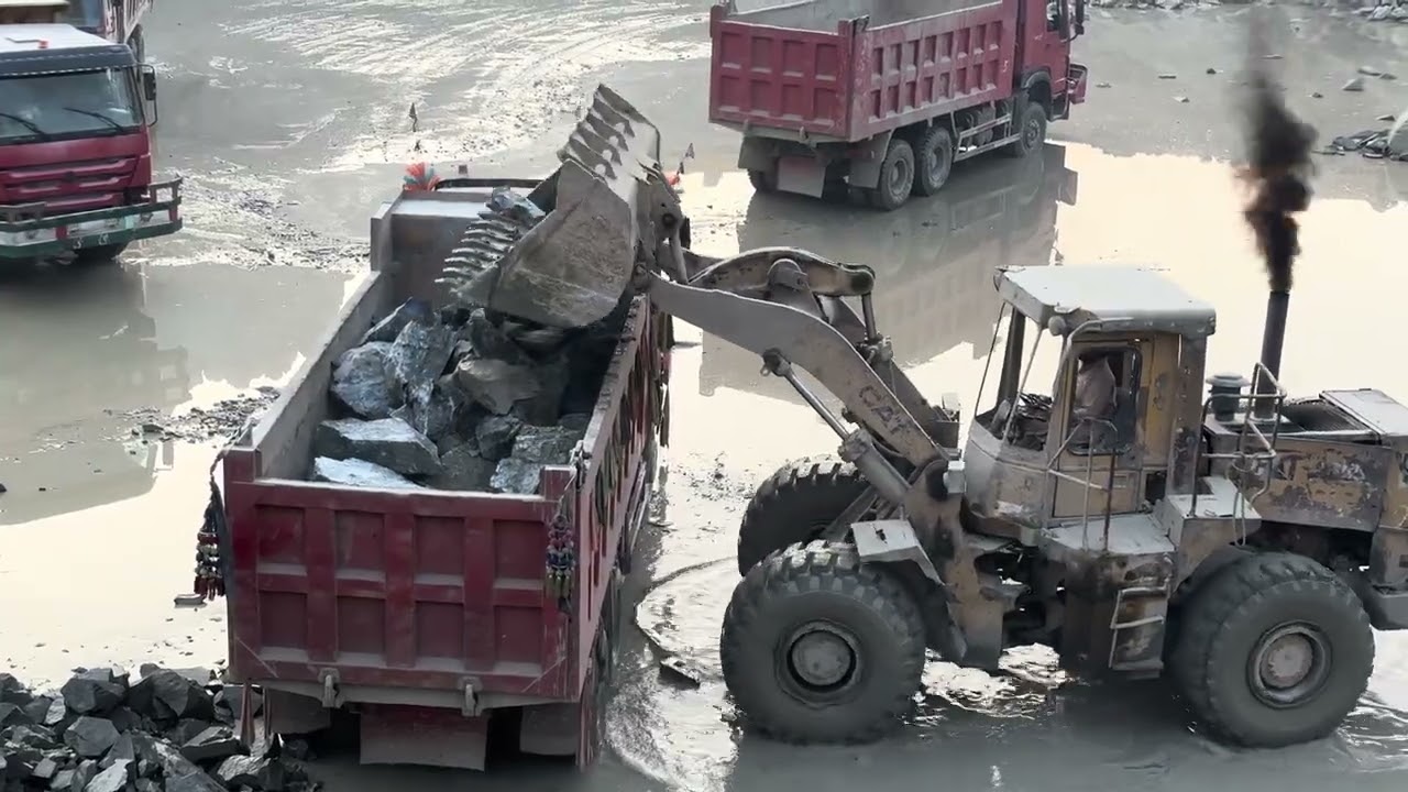 Heavy Equipment Skills – Caterpillar 966E Loader at Work