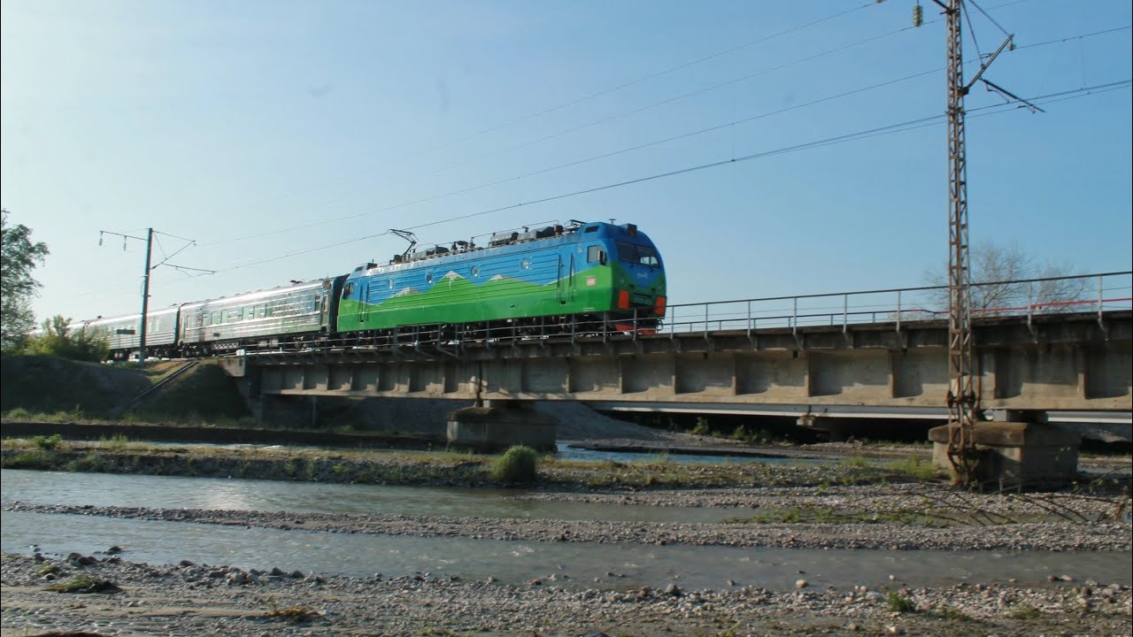 Электровоз ЭП1М-651 с туристическим поездом 