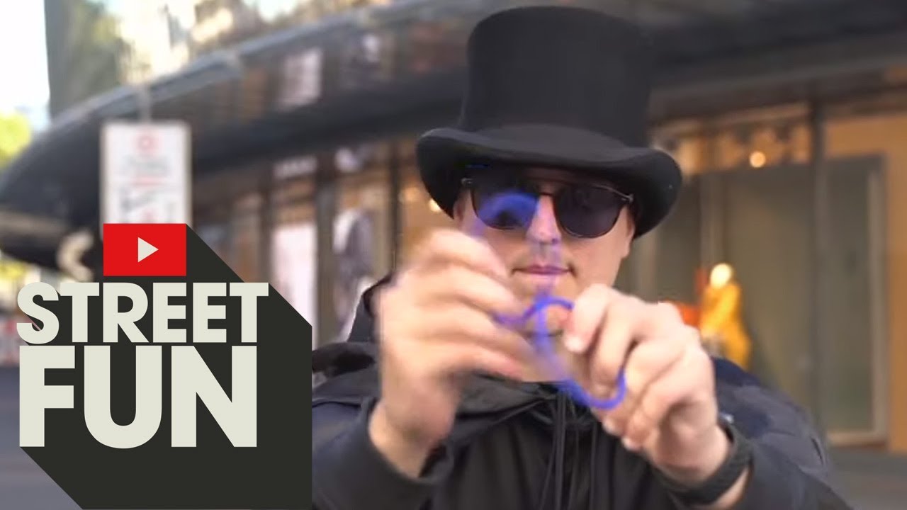 BullshitTV probieren sich als Straßenmagier | Streetfun | ProSieben MAXX