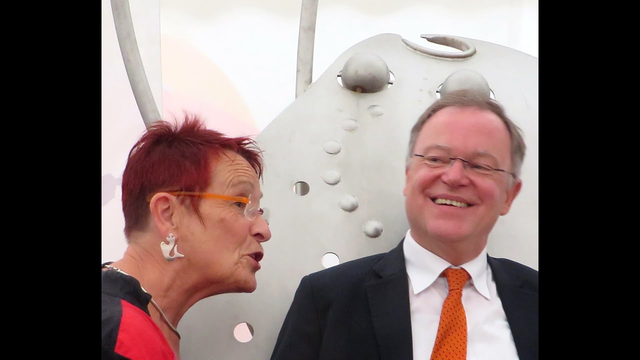 MP Stephan Weil sitzt Probe auf dem Sprechenden Plattfisch - 2015 Niedersachsentag in Hildesheim