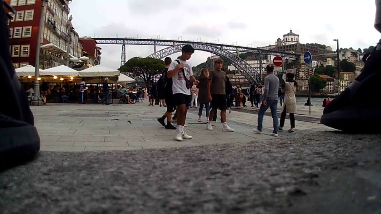Cais da Ribeira, no Porto, Portugal com vista para a Ponte Luis I
