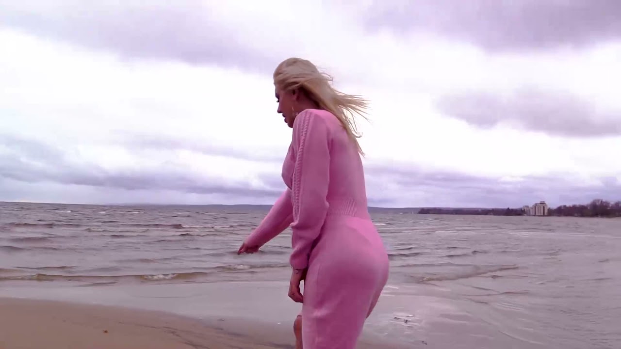 SHEMALE CANADA lola swift walking in cold