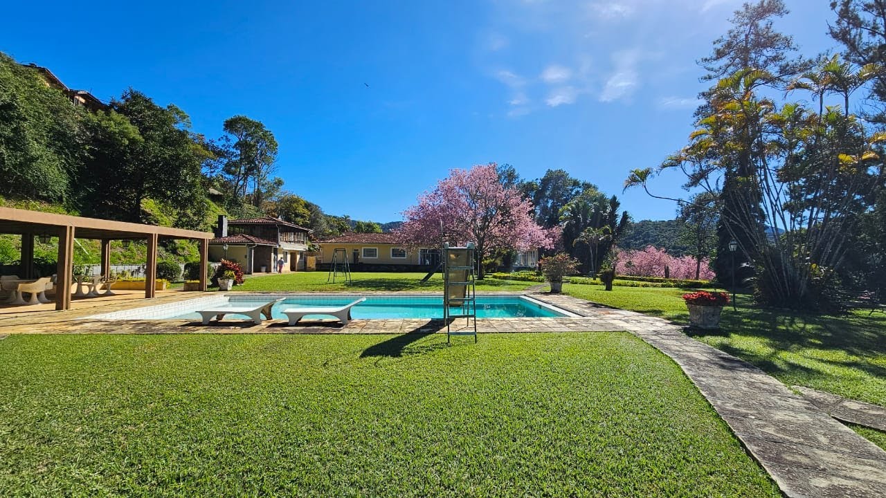 Casa linear com 5 dormitórios à venda, 733 m² por R$ 2.999.999 - Cascata do Imbuí - Teresópolis/RJ.