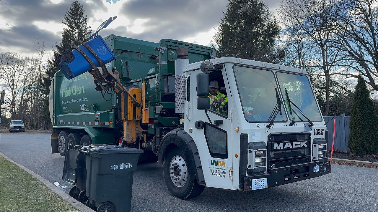 WM Garbage Truck vs Christmas Eve Recycle