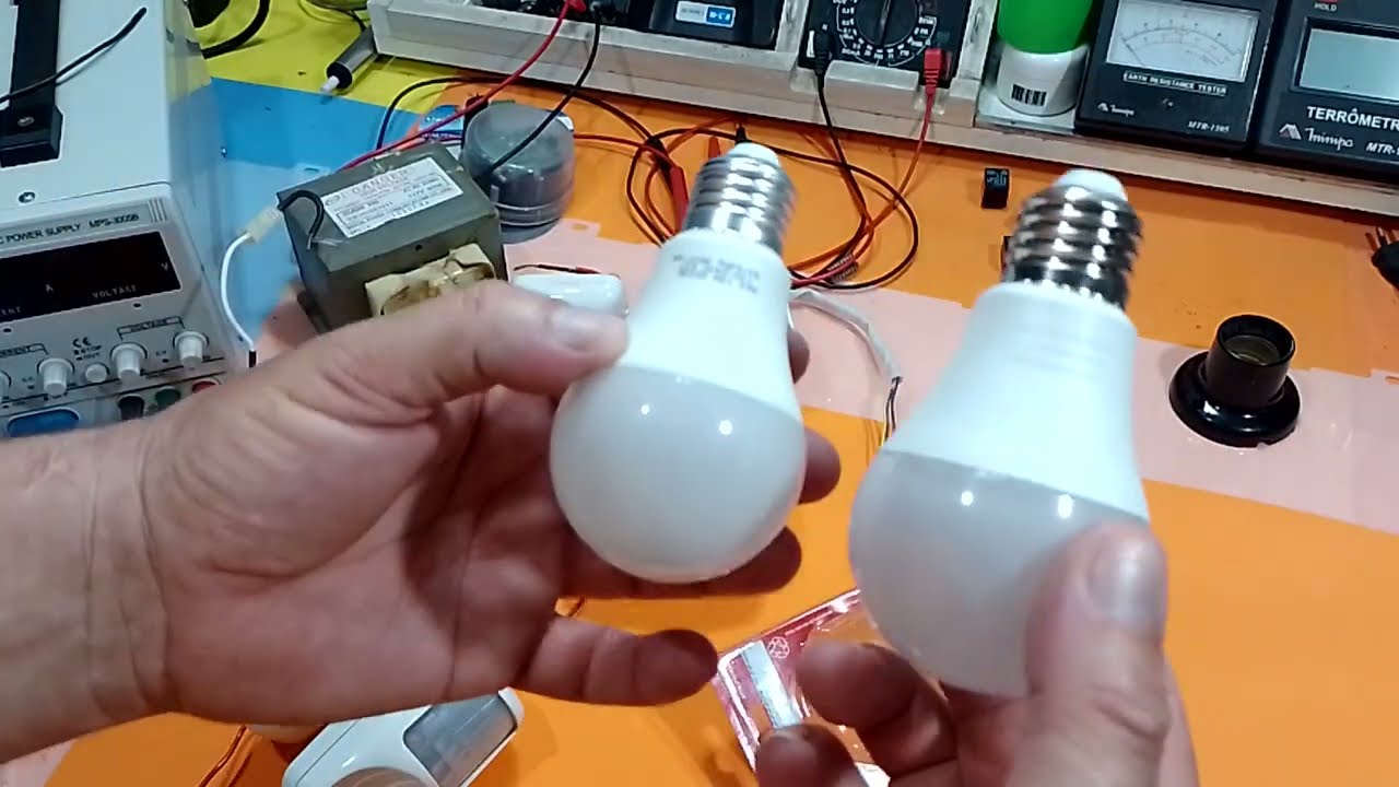 LÂMPADA INTELIGENTE. Lâmpada com sensor de movimento.