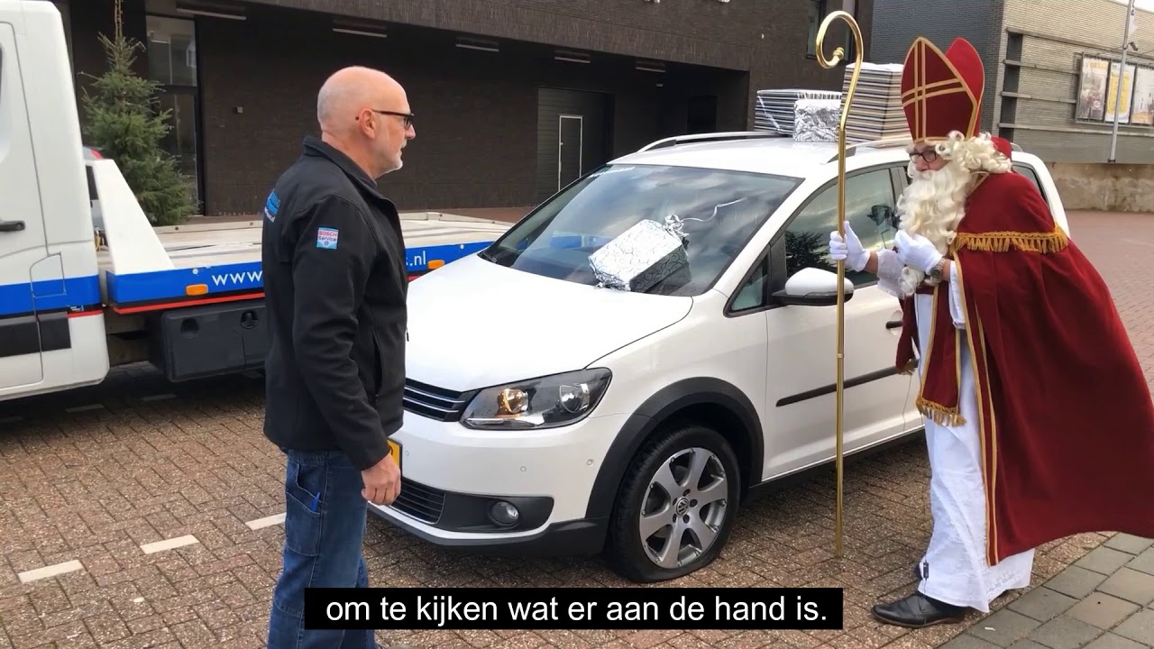 Sinterklaas met pech langs de weg