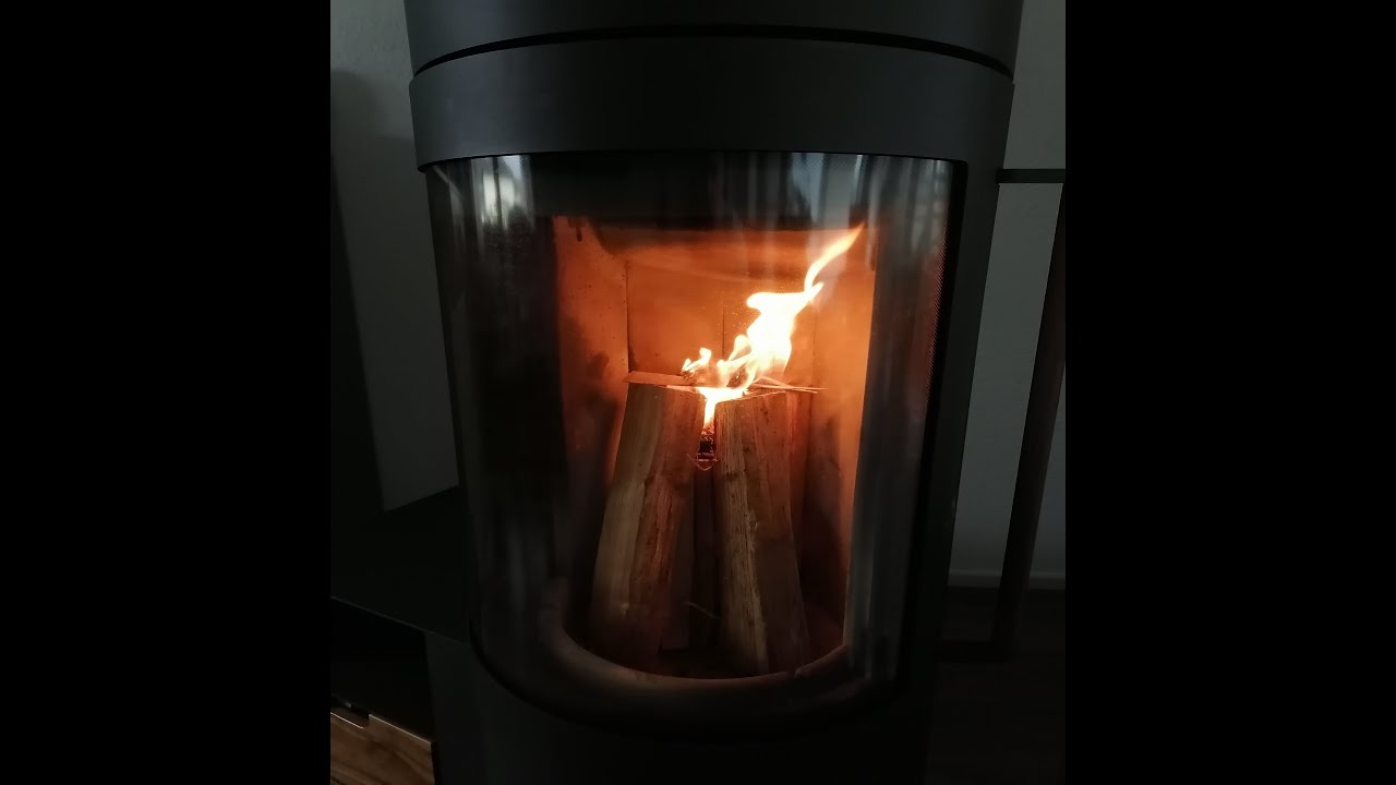 Fackel Technik Runder Holzofen Kaminofen Feuer machen Kamin anz&uuml;nden rund Austroflamm Lux
