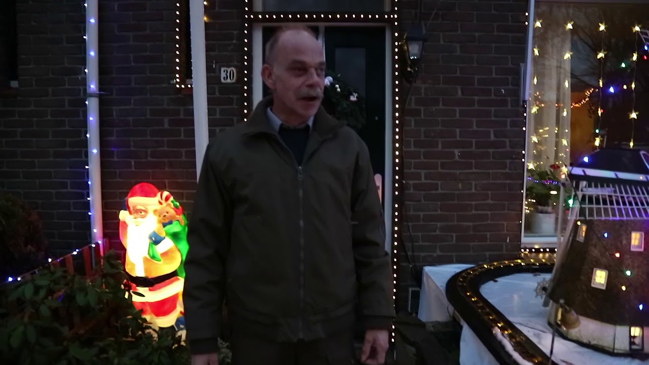 Ad heeft 6000,- kerstverlichting in zijn tuin