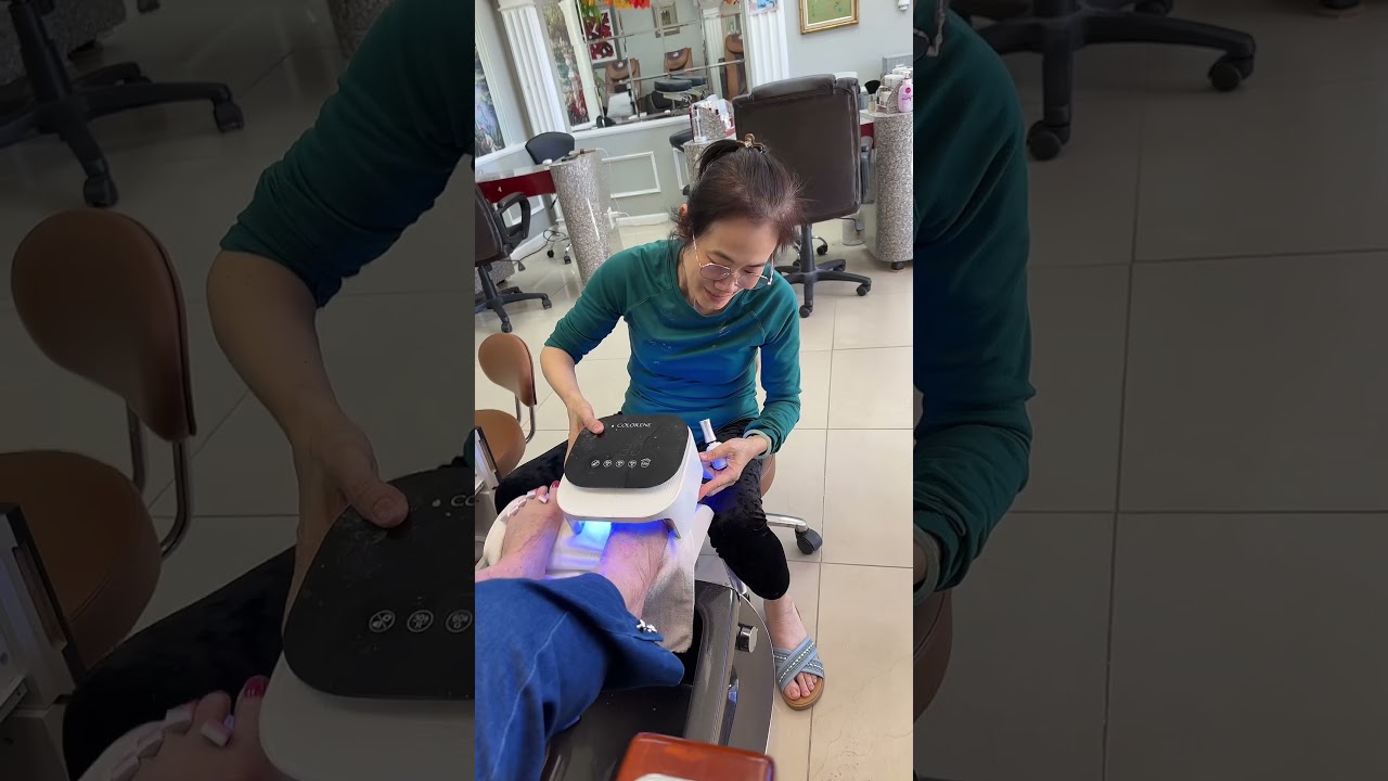 What&rsquo;s she doing? #viralvideo #shortvideos #nails #vuivẻ #vietnamcountry #haikich