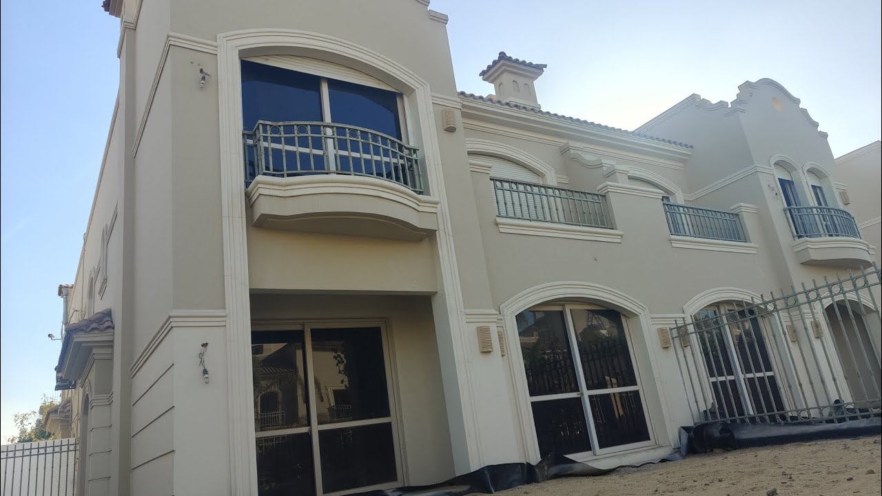 فيلا كوادرو بكمبوند الباتيو 5 مدينة الشروق مساحه الارض  ٢٢٠م و المباني ٢٠٢م - ت 01558664862