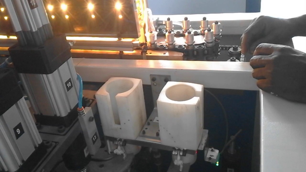 Semi Automatic PET Bottle Blowing Machine (2000 BPH High Speed)