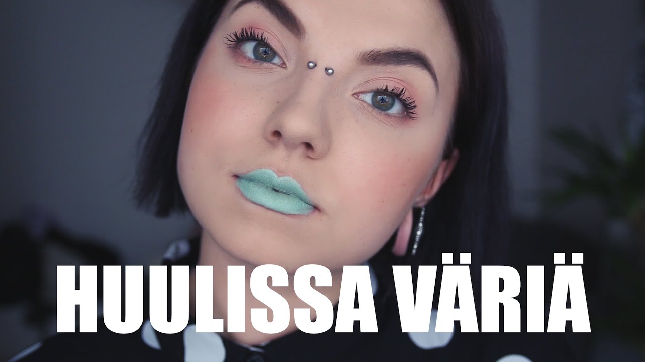 VÄRIÄ NAAMASSA