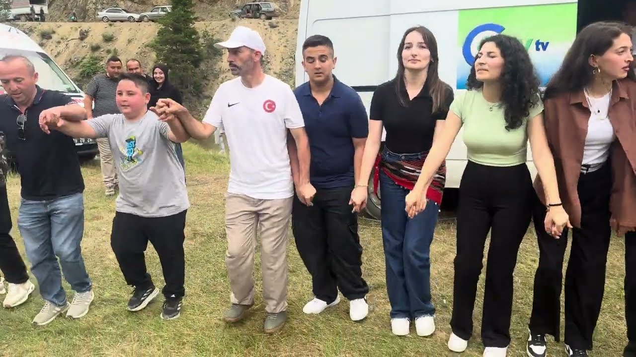 Gümüşhane Kürtün Harmancık yayla şenliğinden süper Horon, Hava ve kemençe harika ...