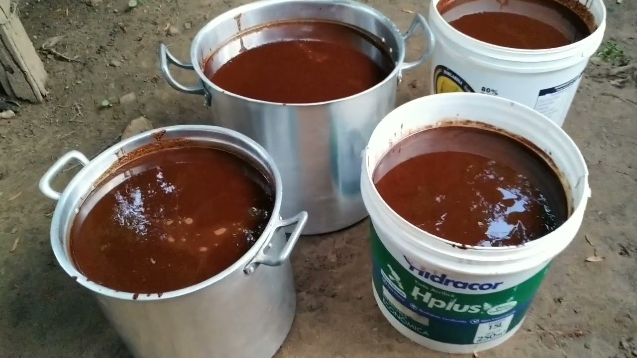 Tirando azeite do coco baba&ccedil;o