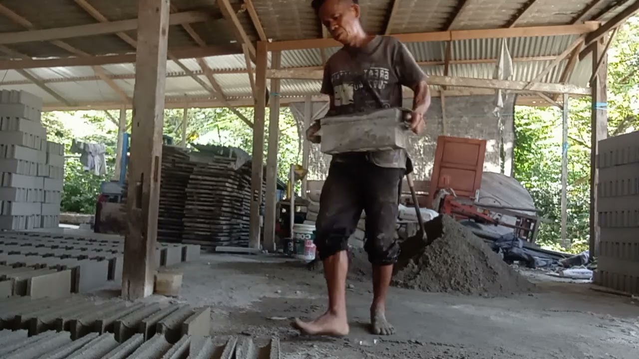 Tukang cetak batako yang lincah dan rapi 
