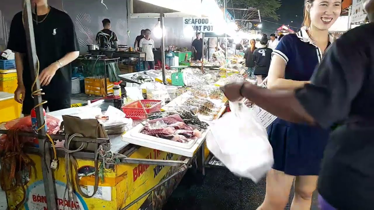 Son Tra Night Market | Da Nang | Vietnam | 2025