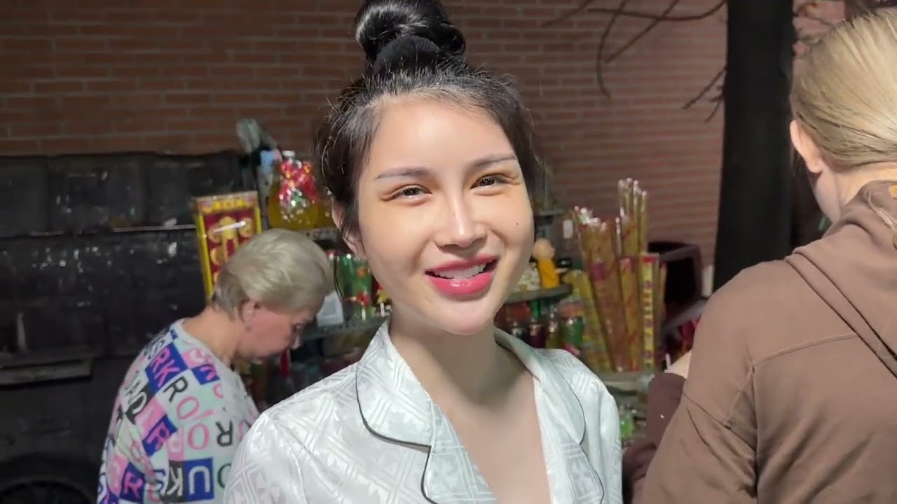 Team Thu Phương đi chùa mẹ thị nghè cùng chị Út Mai 