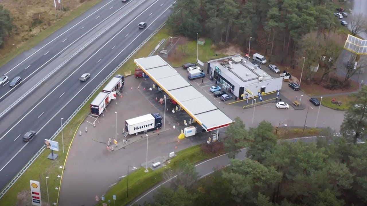 Benieuwd hoe Hamer tankstations omkleurd?