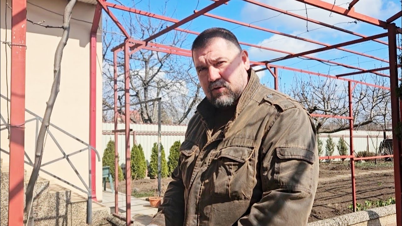 Распаковка посылочек, продолжение. Пришли новые саженцы. Малыши радуют.🥰