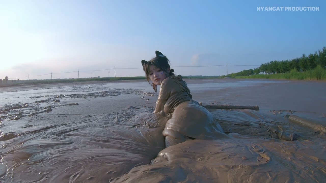 猫耳？少女。球棒？泥沼！Neko? Girl. Slugger? Sludge!