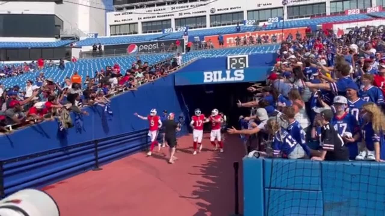 Josh Allen debuts his blue helmet