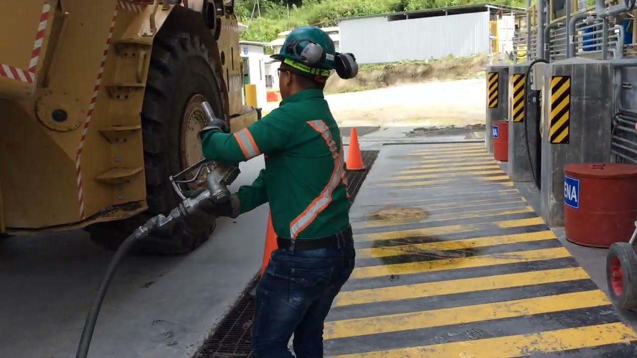 Procedimiento carga combustible  Camión CAT AD45  Mina UG 1080p 1