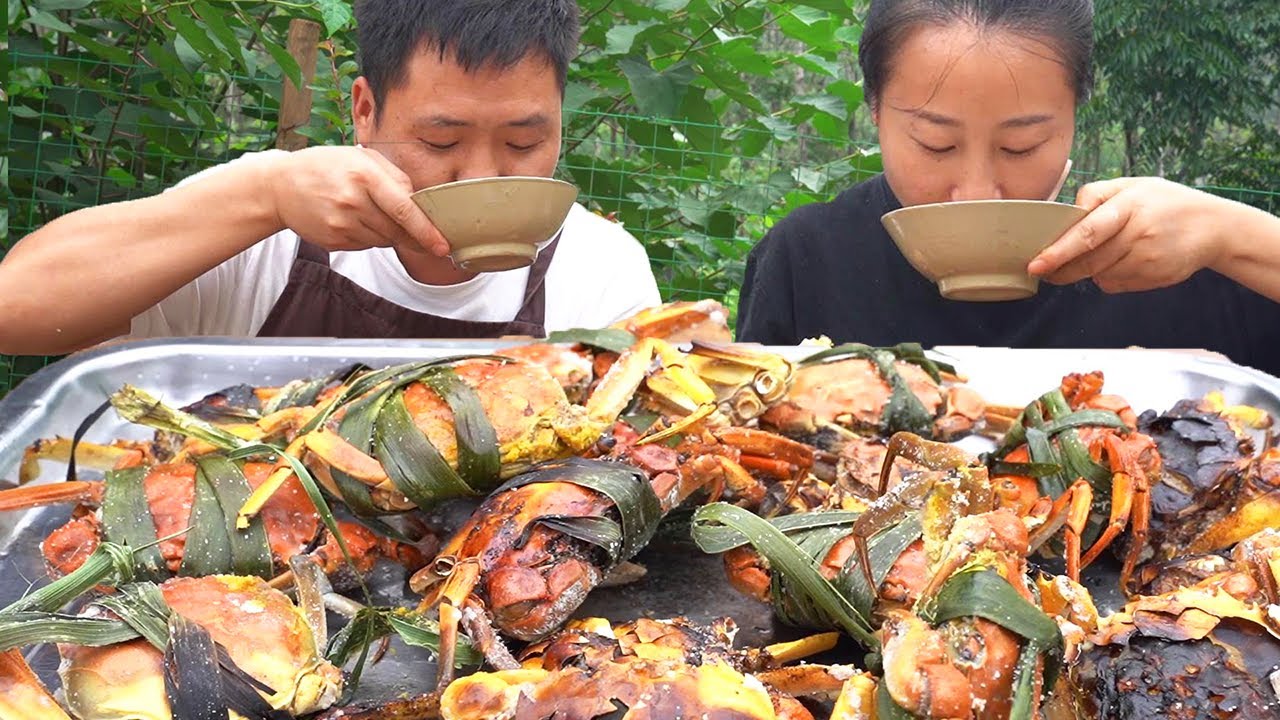 喊表姐一起吃“鹽焗大閘蟹”，鮮香味美，膏肥肉嫩，別有一番風味【鐵鍋視頻】