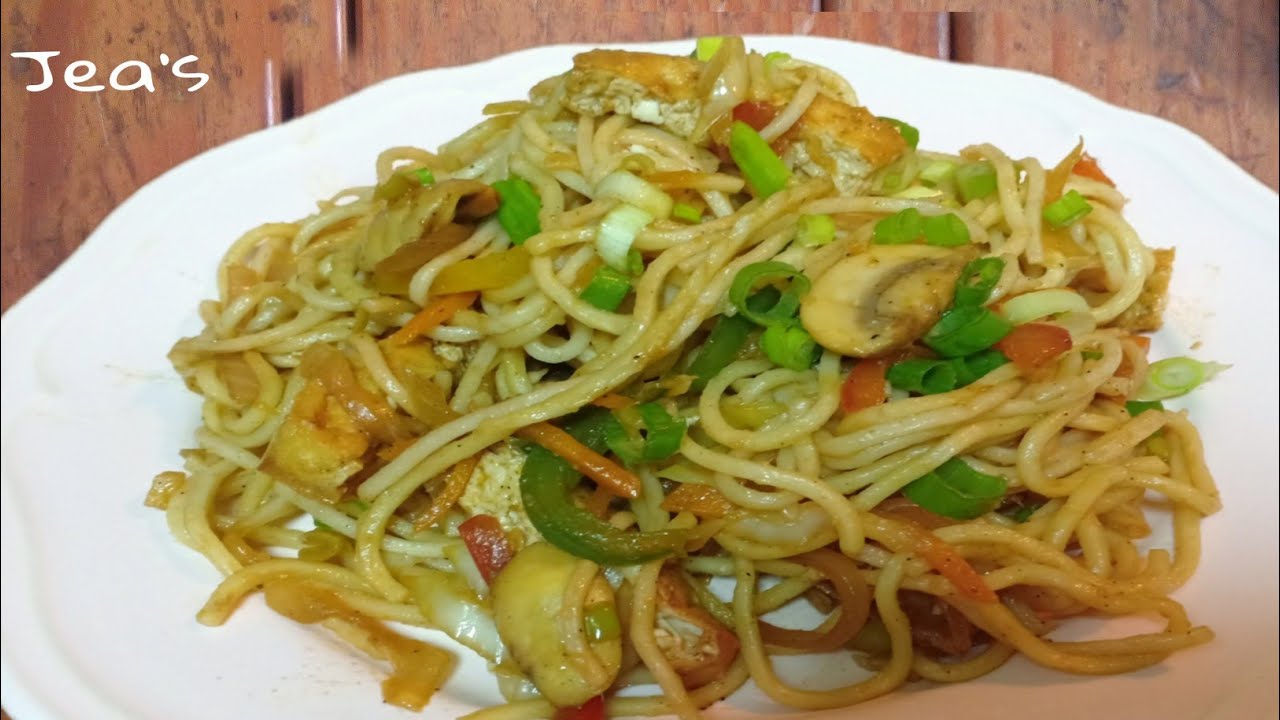 Vegetarian Hakka Noodles with tofu