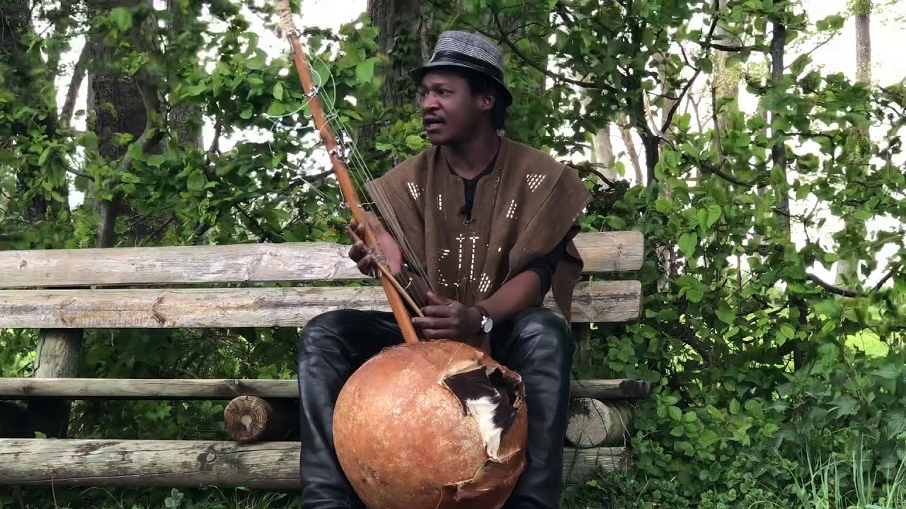 Bra Y&eacute;gu&eacute; joue du Donso n'goni au bord du fleuve. #donso #traditionnel