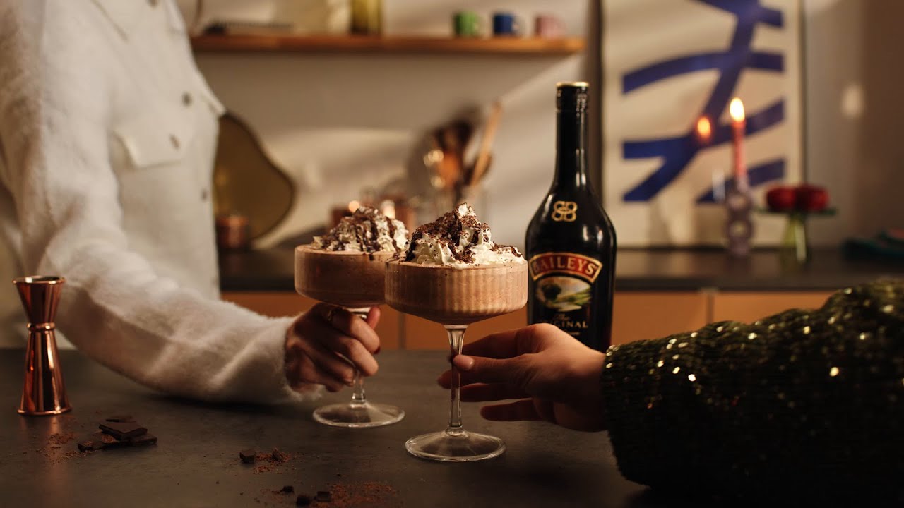 Frozen Hot Chocolate Martini: Your winter cocktail just got cooler ❄️🍸