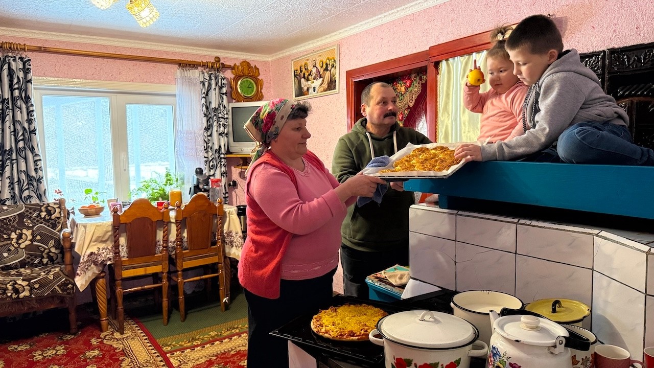 Grandma’s Pies & Snow Hut Adventure with Grandkids | Cozy Carpathian Village Life 🏔️❄️🥧