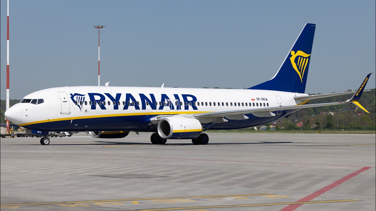 Ryanair Boeing 737-800 Landing at Budapest (4K)