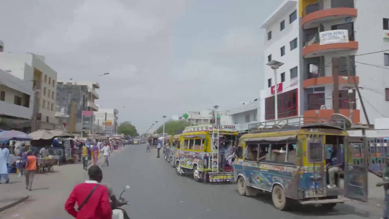 Le car rapide sénégalais 7/7 - montez à bord d’un car rapide sénégalais qui traverse Dakar