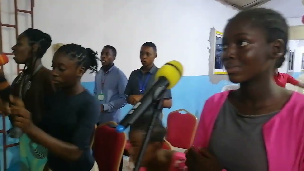 Petit troupeau Josué tabernacle ,,,,                        avec le directeur de chant Fr Armel OKÉ
